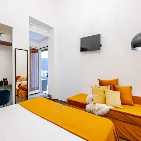 I Colori Di Alojamento de Acomodação e Pequeno-almoço Nápoles